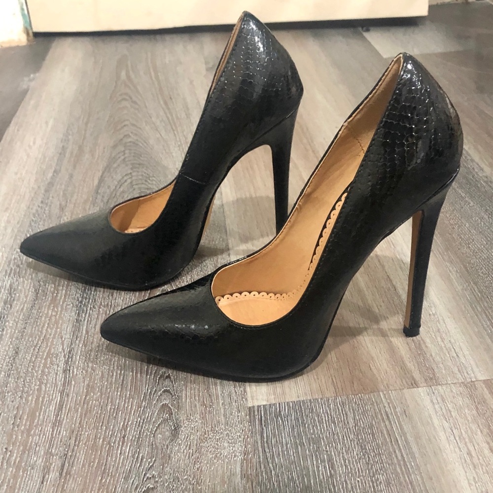 Black pumps